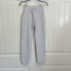 Lululemon Scuba High-Rise Jogger Fleece 28"
Heathered Light Grey size 0